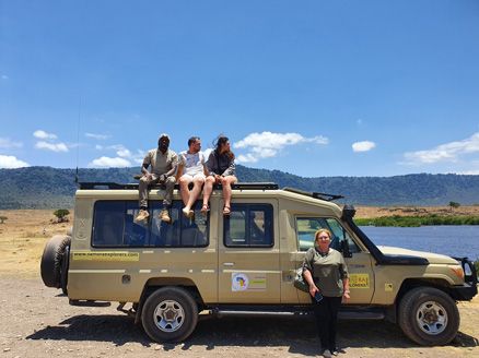 מתנדבים ומטיילים באפריקה עם רייצ'ל