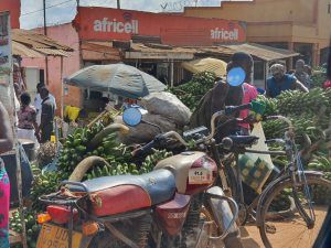 שוק בעיר באוגנדה